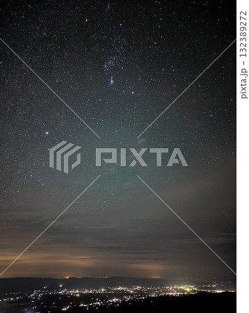 佐渡島から見るオリオン座と夜景 132389272