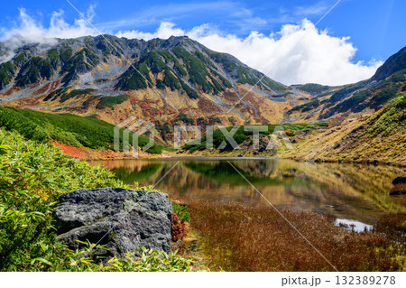 室堂平の秋 笹と這松の緑が美しいみどりが池と立山連峰の絶景 立山黒部アルペンルート富山県 室堂平の秋 笹と這松の緑が美しいみどりが池と立山連峰の絶景 立山黒部アルペンルート富山県 132389278