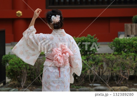 浅草寺を参拝する浴衣の観光客 レンタルの着物 和服 浅草寺を参拝する浴衣の観光客 レンタルの着物 和服 132389280