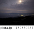 佐渡島から見た月と夜景 132389285