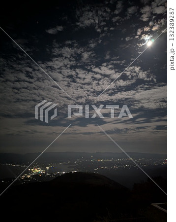 佐渡島から見た月と夜景 132389287