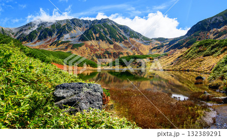 室堂平の秋 笹と這松の緑が美しいみどりが池と立山連峰の絶景 立山黒部アルペンルート 富山県 室堂平の秋 笹と這松の緑が美しいみどりが池と立山連峰の絶景 立山黒部アルペンルート 富山県 132389291