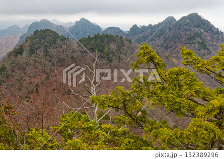 両神山・八丁尾根から見る霧に煙る赤岩尾根 両神山・八丁尾根から見る霧に煙る赤岩尾根 132389296