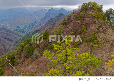 両神山・八丁尾根から見る霧に煙る西岳と赤岩尾根 両神山・八丁尾根から見る霧に煙る西岳と赤岩尾根 132389302