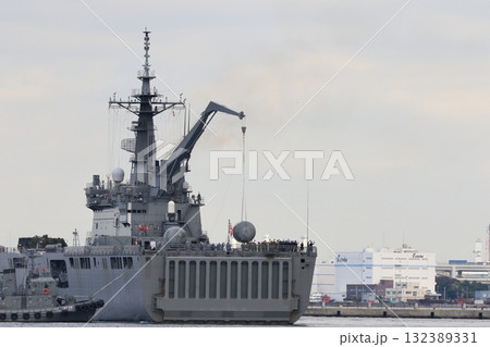 出港準備を進める輸送艦くにさき 出港準備を進める輸送艦くにさき 132389331
