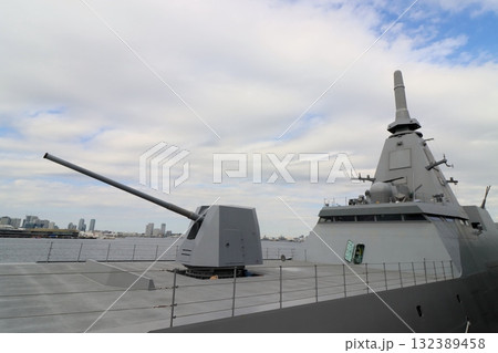 護衛艦あがのの主砲と艦橋　FFMの砲塔と複合空中線 132389458