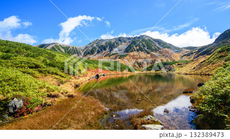 室堂平の秋　笹と這松の緑が美しいみどりが池と立山連峰の絶景　立山黒部アルペンルート　富山県 132389473