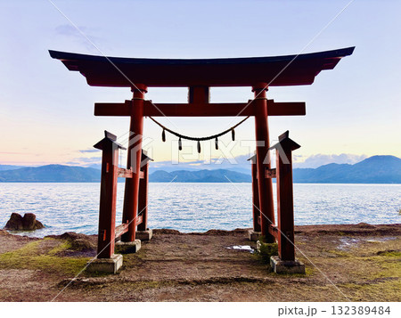 田沢湖 御座石神社 鳥居と静かな湖面 / Torii Gate Floating on a Sere 132389484