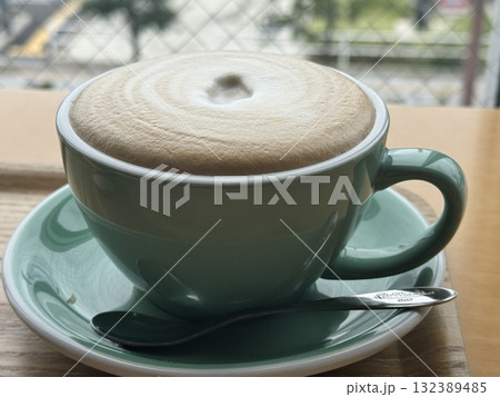 カフェのテーブルに置かれたふんわり泡のカフェオレ 132389485