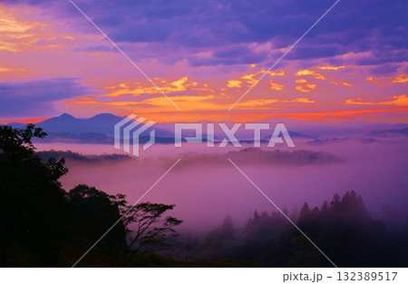 雲海朝焼けの越後里山夜明け 雲海朝焼けの越後里山夜明け 132389517