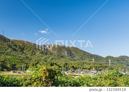麓から眺めた野坂山地の景観　滋賀県高島市マキノ町 132389519