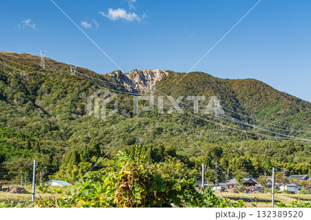 麓から眺めた野坂山地の景観 滋賀県高島市マキノ町 麓から眺めた野坂山地の景観 滋賀県高島市マキノ町 132389520