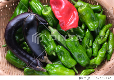 家庭菜園で収穫した野菜 132389552