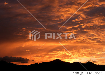 山にかかる夕暮れの雲 山にかかる夕暮れの雲 132389553