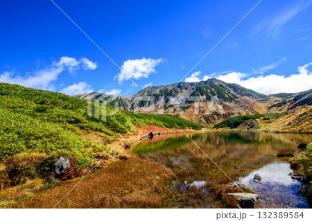 室堂平の秋 笹と這松の緑が美しいみどりが池と立山連峰の絶景 立山黒部アルペンルート富山県 室堂平の秋 笹と這松の緑が美しいみどりが池と立山連峰の絶景 立山黒部アルペンルート富山県 132389584