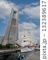 満帆の帆船日本丸とランドマークタワー 132389617