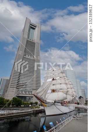 満帆の帆船日本丸とランドマークタワー 満帆の帆船日本丸とランドマークタワー 132389617