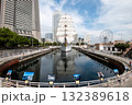 満帆の帆船日本丸とみなとみらいの街並み 132389618