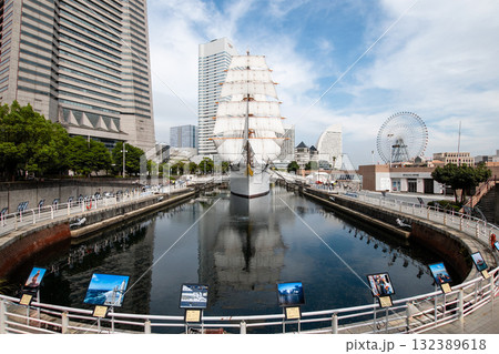 満帆の帆船日本丸とみなとみらいの街並み 132389618