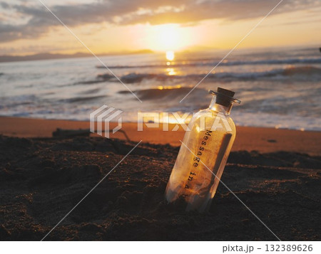 北海道の絶景 石狩浜夕日とメッセージボトル 北海道の絶景 石狩浜夕日とメッセージボトル 132389626