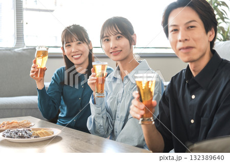 3人で飲み会する男女 3人で飲み会する男女 132389640