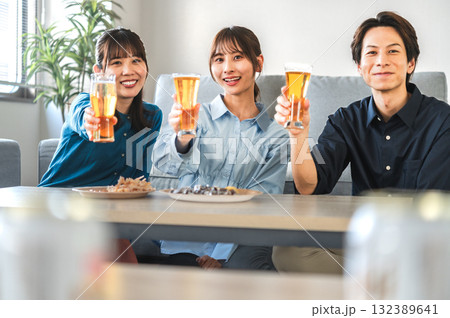 3人で飲み会する男女 3人で飲み会する男女 132389641