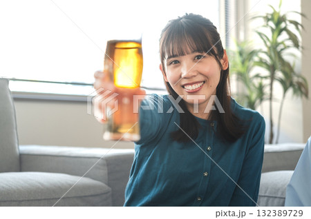 ビールグラスを持つカメラ目線の女性 ビールグラスを持つカメラ目線の女性 132389729