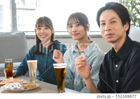 3人で飲み会をする男女 3人で飲み会をする男女 132389877