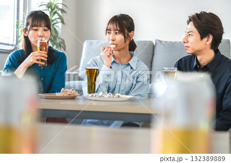 3人で飲み会する男女 132389889