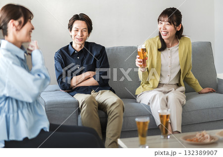 3人で飲み会する男女 3人で飲み会する男女 132389907