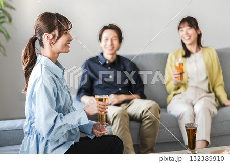 3人で飲み会する男女 132389910