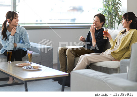 3人で飲み会する男女 132389913