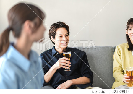 3人で飲み会する男女 132389915