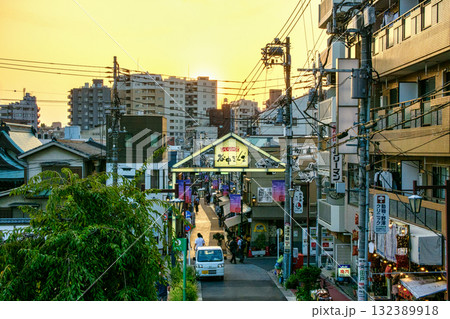 東京都 谷中ぎんざ・谷中銀座商店街 夕やけだんだんからの夕暮れ風景 谷根千散歩コース 東京都 谷中ぎんざ・谷中銀座商店街 夕やけだんだんからの夕暮れ風景 谷根千散歩コース 132389918