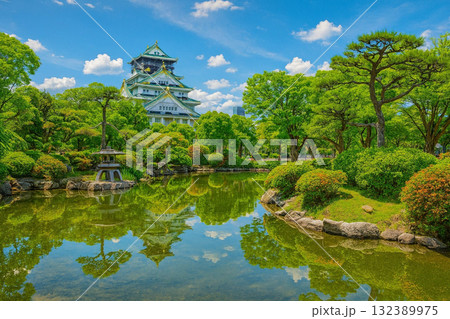 水面に映える大阪城　大阪城公園 132389975