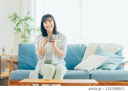 リビング 若い女性 リビング 若い女性 132390021