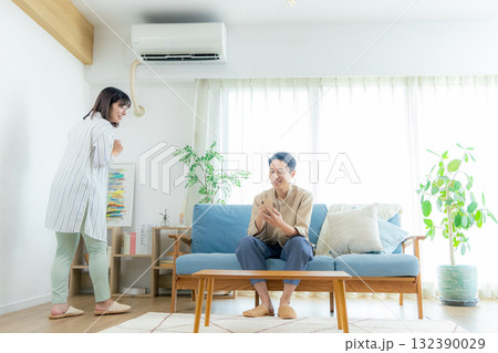 リビングでスマホを見る夫婦 132390029