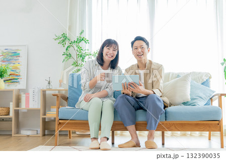 タブレットを見る夫婦 132390035
