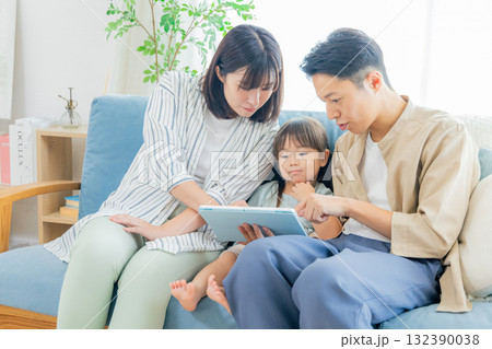 リビングでタブレットを見る家族 132390038