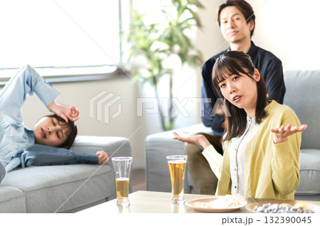 酔い潰れた女性とお手上げの男女 132390045