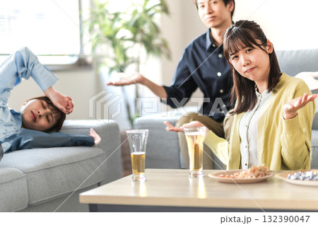 酔い潰れた女性とお手上げの男女 酔い潰れた女性とお手上げの男女 132390047