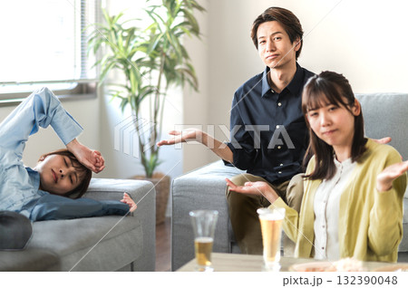 酔い潰れた女性とお手上げの男女 132390048