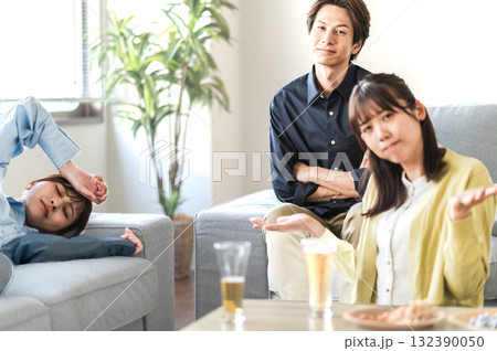 酔い潰れた女性とお手上げの男女 酔い潰れた女性とお手上げの男女 132390050
