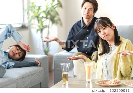 酔い潰れた女性とお手上げの男女 132390051