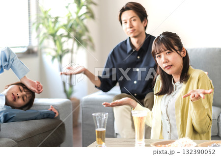 酔い潰れた女性とお手上げの男女 酔い潰れた女性とお手上げの男女 132390052