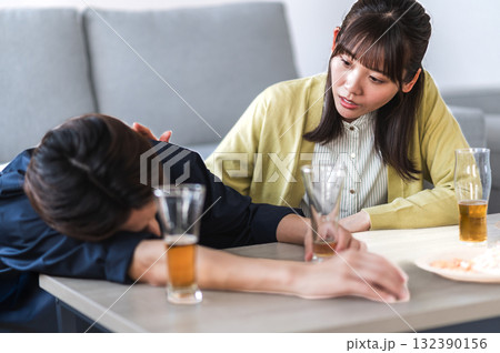 酔い潰れた男性に声をかける女性 酔い潰れた男性に声をかける女性 132390156