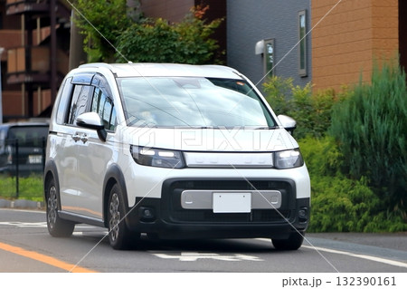 白いミニバン 白いミニバン 132390161