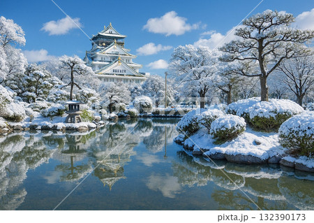 水面に映える大阪城 大阪城公園 雪景色 水面に映える大阪城 大阪城公園 雪景色 132390173