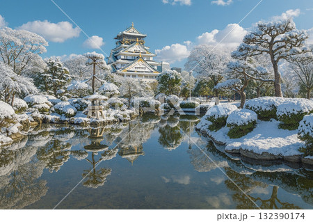 水面に映える大阪城 大阪城公園 雪景色 水面に映える大阪城 大阪城公園 雪景色 132390174