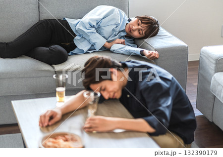 酔い潰れた男女 酔い潰れた男女 132390179